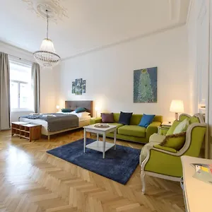 Senator Stephansplatz By Ichbucheat Apartment